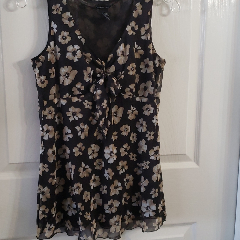 NEW YORK & COMPANY SLEEVELESS TOP - Picture 2 of 6